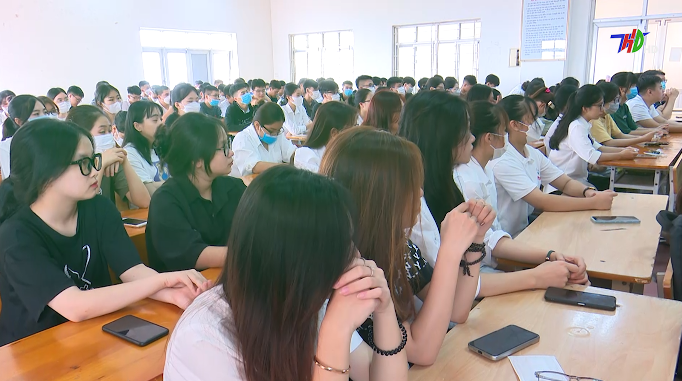 Hơn 2.600 tân sinh viên Đại học Sư phạm Kỹ thuật Hưng Yên đã nhập học